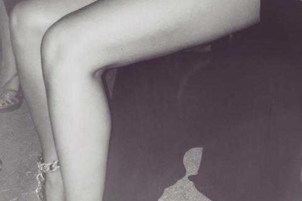 Светская львица Ким Кардашьян опубликовала в сети серию пикантных снимков