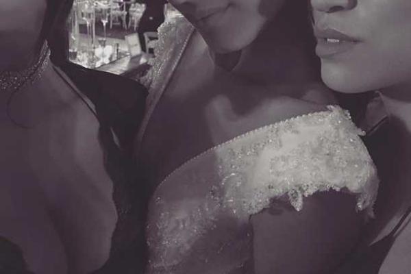 Светская львица Ким Кардашьян опубликовала в сети серию пикантных снимков