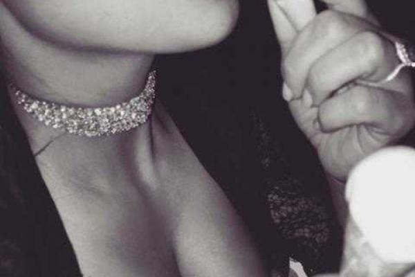 Светская львица Ким Кардашьян опубликовала в сети серию пикантных снимков