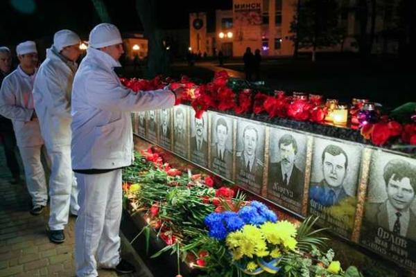 В Славутиче и Киеве отдали дань памяти ликвидаторам аварии на ЧАЭС В Славутиче и Киеве отдали дань памяти ликвидаторам аварии на ЧАЭС