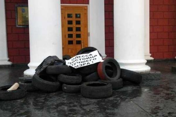 В Одессе силовики оцепили разблокированную мэрию: идет зачистка баррикад и восстановление палаточного городка В Одессе силовики оцепили разблокированную мэрию: идет зачистка баррикад и восстановление палаточного городка