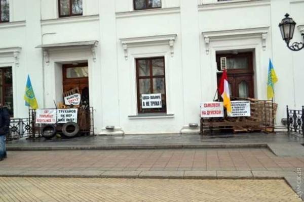 В Одессе силовики оцепили разблокированную мэрию: идет зачистка баррикад и восстановление палаточного городка В Одессе силовики оцепили разблокированную мэрию: идет зачистка баррикад и восстановление палаточного городка