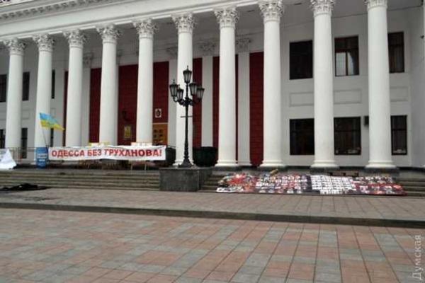 В Одессе силовики оцепили разблокированную мэрию: идет зачистка баррикад и восстановление палаточного городка В Одессе силовики оцепили разблокированную мэрию: идет зачистка баррикад и восстановление палаточного городка