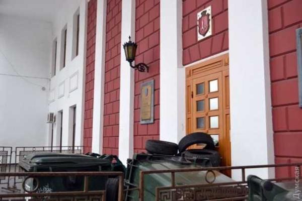 В Одессе силовики оцепили разблокированную мэрию: идет зачистка баррикад и восстановление палаточного городка В Одессе силовики оцепили разблокированную мэрию: идет зачистка баррикад и восстановление палаточного городка