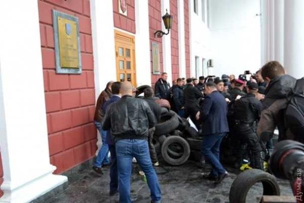В Одессе силовики оцепили разблокированную мэрию: идет зачистка баррикад и восстановление палаточного городка В Одессе силовики оцепили разблокированную мэрию: идет зачистка баррикад и восстановление палаточного городка