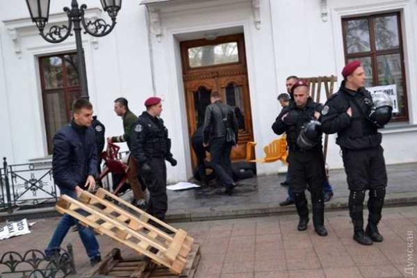 В Одессе силовики оцепили разблокированную мэрию: идет зачистка баррикад и восстановление палаточного городка В Одессе силовики оцепили разблокированную мэрию: идет зачистка баррикад и восстановление палаточного городка