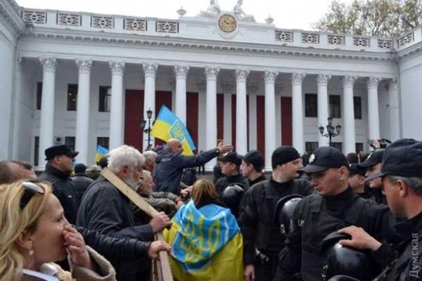 В Одессе силовики оцепили разблокированную мэрию: идет зачистка баррикад и восстановление палаточного городка В Одессе силовики оцепили разблокированную мэрию: идет зачистка баррикад и восстановление палаточного городка