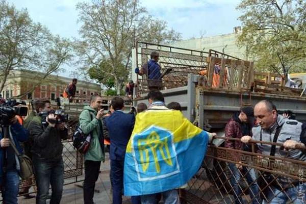 В Одессе силовики оцепили разблокированную мэрию: идет зачистка баррикад и восстановление палаточного городка В Одессе силовики оцепили разблокированную мэрию: идет зачистка баррикад и восстановление палаточного городка