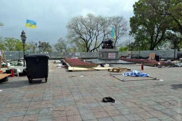 В Одессе силовики оцепили разблокированную мэрию: идет зачистка баррикад и восстановление палаточного городка В Одессе силовики оцепили разблокированную мэрию: идет зачистка баррикад и восстановление палаточного городка