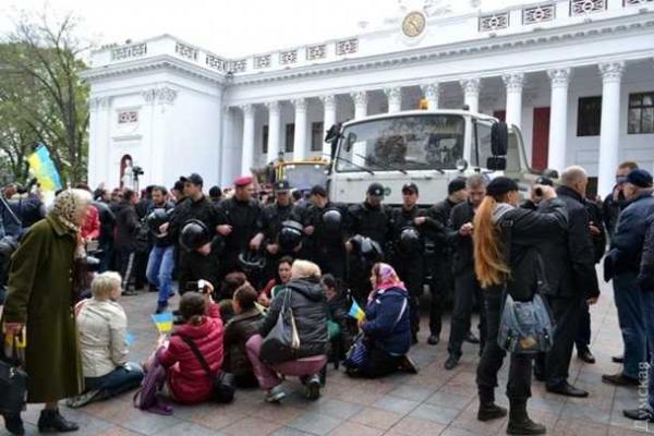 В Одессе силовики оцепили разблокированную мэрию: идет зачистка баррикад и восстановление палаточного городка В Одессе силовики оцепили разблокированную мэрию: идет зачистка баррикад и восстановление палаточного городка