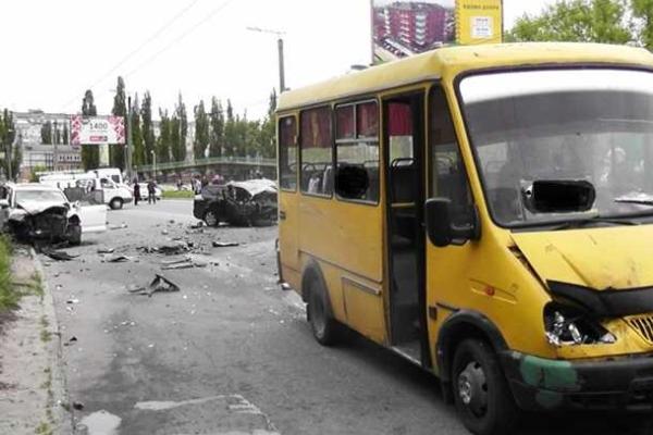В Кировограде в результате массового ДТП пострадали четыре человека, автомобили превратились в груду металла В Кировограде в результате массового ДТП пострадали четыре человека, автомобили превратились в груду металла