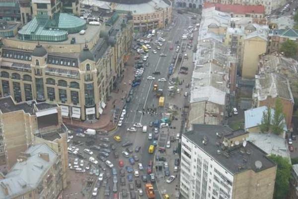 В центре Киева разъяренные горожане парализовали движение транспорта В центре Киева разъяренные горожане парализовали движение транспорта