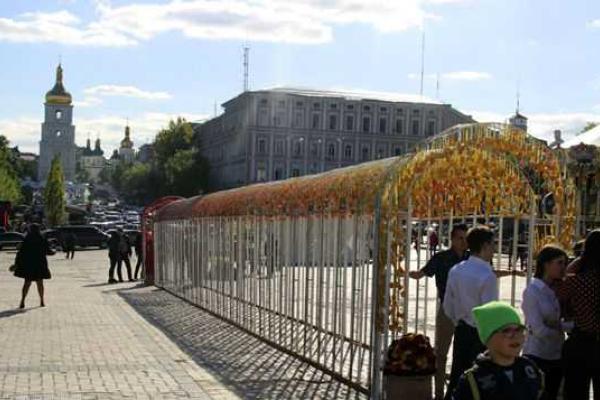 Киевляне и гости столицы могут загадать желание в "Писанковом тоннеле" Киевляне и гости столицы могут загадать желание в "Писанковом тоннеле"