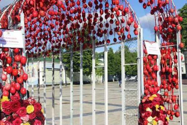 Киевляне и гости столицы могут загадать желание в "Писанковом тоннеле" Киевляне и гости столицы могут загадать желание в "Писанковом тоннеле"