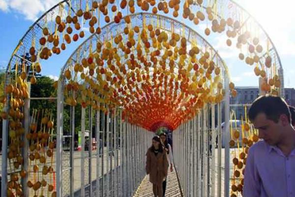 Киевляне и гости столицы могут загадать желание в "Писанковом тоннеле" Киевляне и гости столицы могут загадать желание в "Писанковом тоннеле"