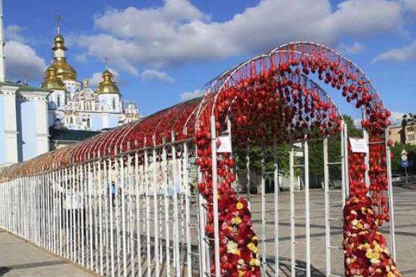 Киевляне и гости столицы могут загадать желание в "Писанковом тоннеле" Киевляне и гости столицы могут загадать желание в "Писанковом тоннеле"