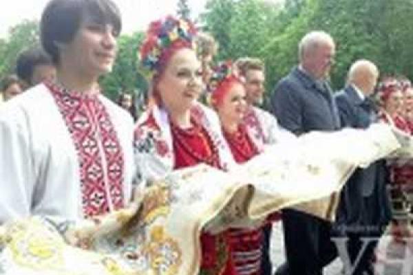 В Полтаве провели художественную акцию, создав цепь из тысячи полотенец В Полтаве провели художественную акцию, создав цепь из тысячи полотенец