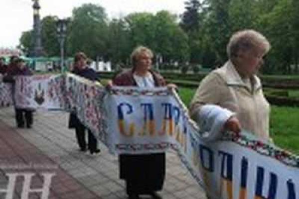 В Полтаве провели художественную акцию, создав цепь из тысячи полотенец В Полтаве провели художественную акцию, создав цепь из тысячи полотенец