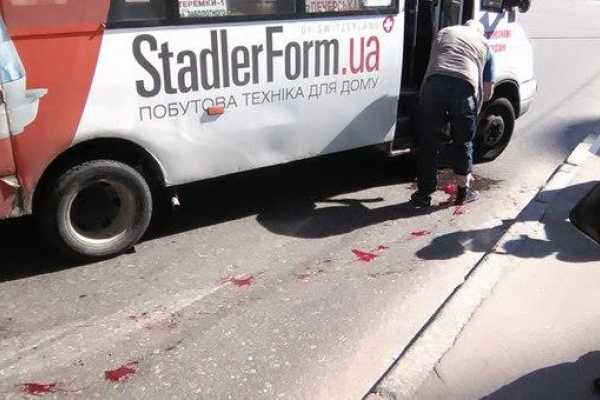 В Киеве прямо на дороге два маршрутчика устроили поножовщину В Киеве прямо на дороге два маршрутчика устроили поножовщину