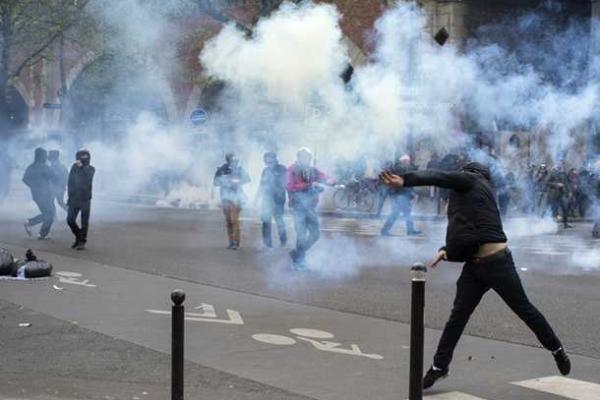 Во Франции проходят массовые протесты против трудовых реформ: в столкновениях пострадали полицейские