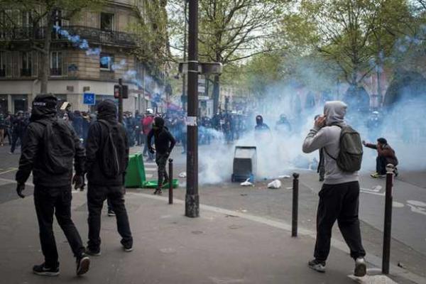 Во Франции проходят массовые протесты против трудовых реформ: в столкновениях пострадали полицейские