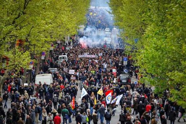 Во Франции проходят массовые протесты против трудовых реформ: в столкновениях пострадали полицейские