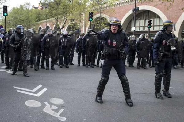 Во Франции проходят массовые протесты против трудовых реформ: в столкновениях пострадали полицейские