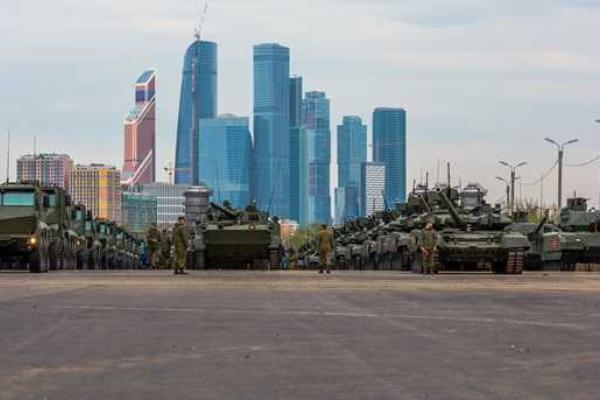 В центре Москвы провели ночную репетицию Парада Победы