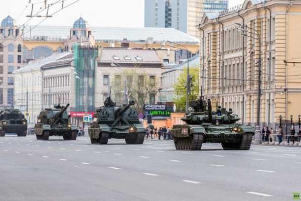 В центре Москвы провели ночную репетицию Парада Победы