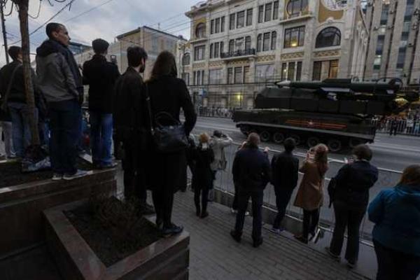 В центре Москвы провели ночную репетицию Парада Победы