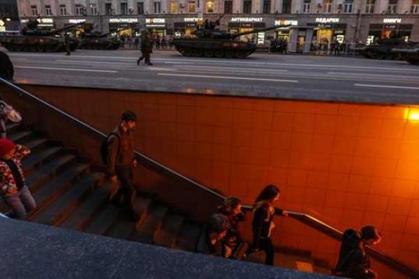 В центре Москвы провели ночную репетицию Парада Победы