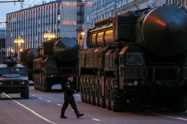 В центре Москвы провели ночную репетицию Парада Победы