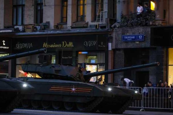 В центре Москвы провели ночную репетицию Парада Победы