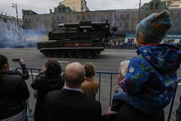 В центре Москвы провели ночную репетицию Парада Победы