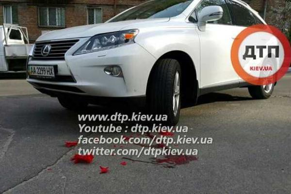 В Киеве женщина на внедорожнике "Lexus" переехала 4-летнего ребенка. 18+ В Киеве женщина на внедорожнике "Lexus" переехала 4-летнего ребенка. 18+