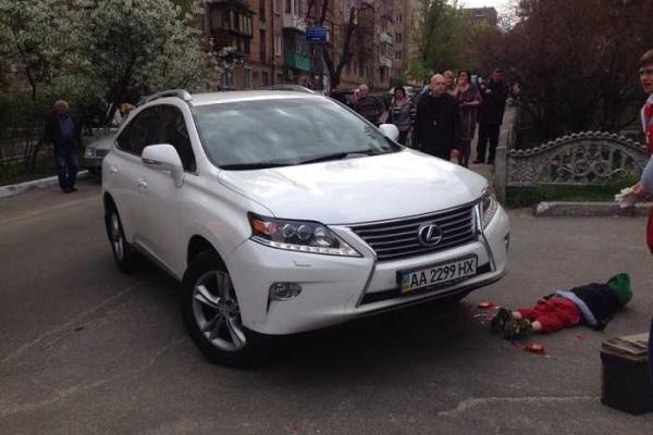 В Киеве женщина на внедорожнике "Lexus" переехала 4-летнего ребенка. 18+ В Киеве женщина на внедорожнике "Lexus" переехала 4-летнего ребенка. 18+
