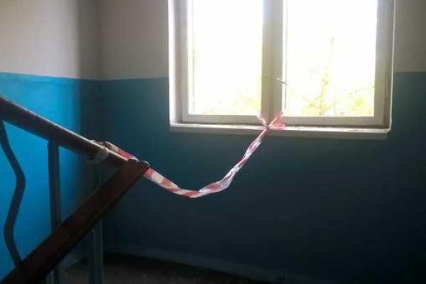 В Белой Церкви в жилом доме ночью прогремело два взрыва: пострадал 1 человек, подъезд остался без окон В Белой Церкви в жилом доме ночью прогремело два взрыва: пострадал 1 человек, подъезд остался без окон