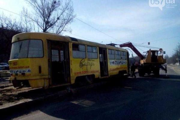 В Харькове виновником автомобильной пробки стал "сбежавший" с рельсов трамвай с пассажирами В Харькове виновником автомобильной пробки стал "сбежавший" с рельсов трамвай с пассажирами