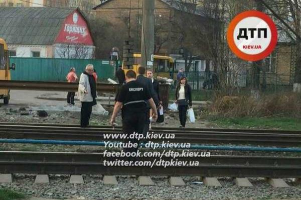 Под Киевом женщину, перебегавшую железнодорожные пути, разорвало поездом