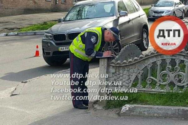 В Киеве женщина на внедорожнике "Lexus" переехала 4-летнего ребенка. 18+ В Киеве женщина на внедорожнике "Lexus" переехала 4-летнего ребенка. 18+