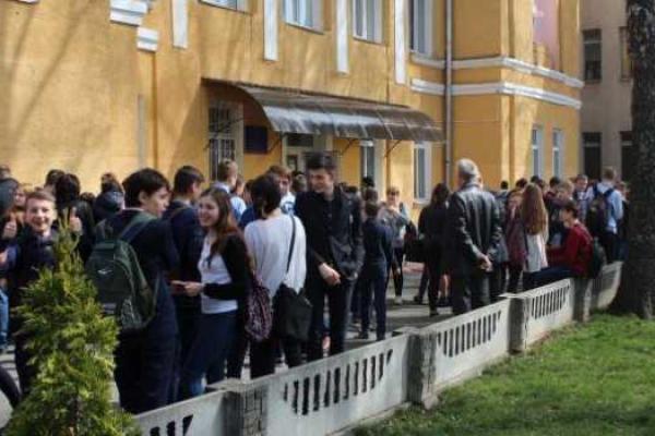 Невеселая шутка: в Виннице ученик, ради смеха, распылил в школе перцовый спрей, в больницу попали более 20 детей Невеселая шутка: в Виннице ученик, ради смеха, распылил в школе перцовый спрей, в больницу попали более 20 детей