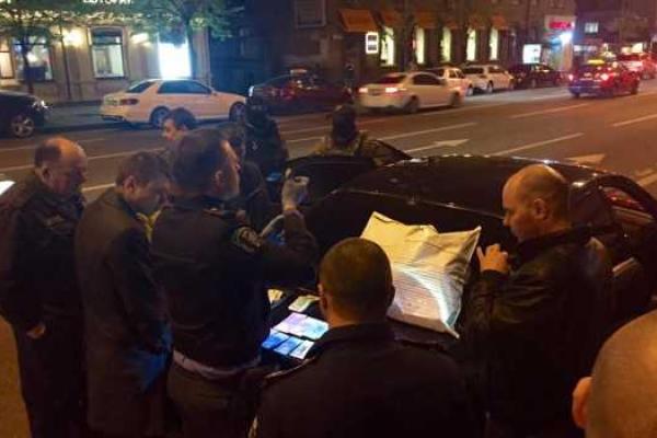 В Киеве полицейские открыли стрельбу во время задержания автограбителей В Киеве полицейские открыли стрельбу во время задержания автограбителей