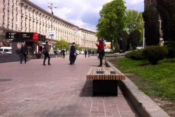 На Крещатике в Киеве появилась лавочка на солнечных батареях с зарядкой для смартфонов На Крещатике в Киеве появилась лавочка на солнечных батареях с зарядкой для смартфонов