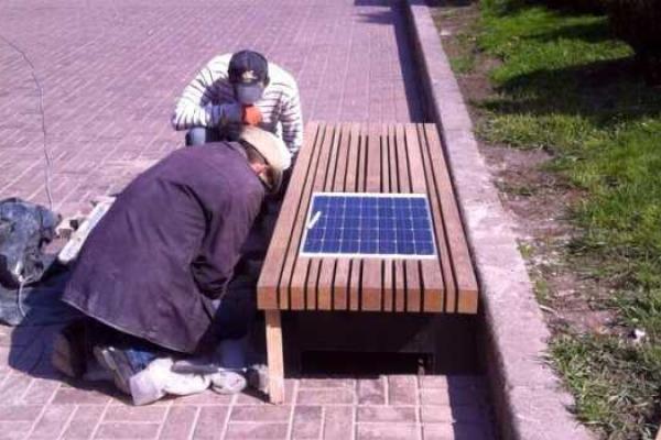 На Крещатике в Киеве появилась лавочка на солнечных батареях с зарядкой для смартфонов На Крещатике в Киеве появилась лавочка на солнечных батареях с зарядкой для смартфонов