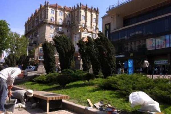 На Крещатике в Киеве появилась лавочка на солнечных батареях с зарядкой для смартфонов На Крещатике в Киеве появилась лавочка на солнечных батареях с зарядкой для смартфонов