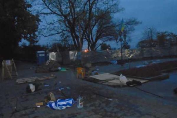 В ответ на ночное нападение, активисты в Одессе заблокировали все входы в здание городской мэрии