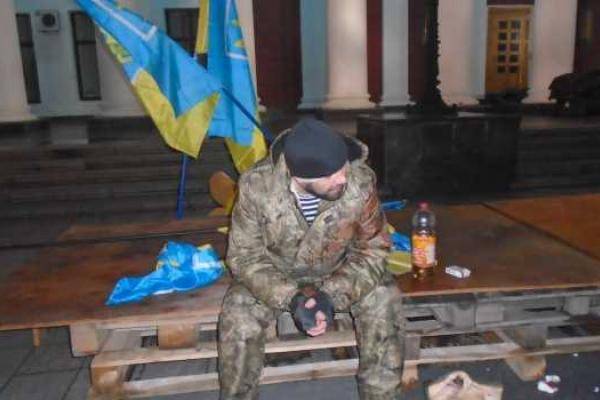 В ответ на ночное нападение, активисты в Одессе заблокировали все входы в здание городской мэрии