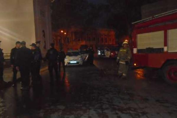 В ответ на ночное нападение, активисты в Одессе заблокировали все входы в здание городской мэрии