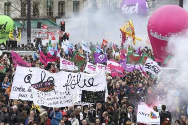 Во Франции проходят массовые протесты против трудовых реформ: в столкновениях пострадали полицейские
