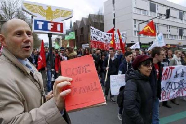 Во Франции проходят массовые протесты против трудовых реформ: в столкновениях пострадали полицейские